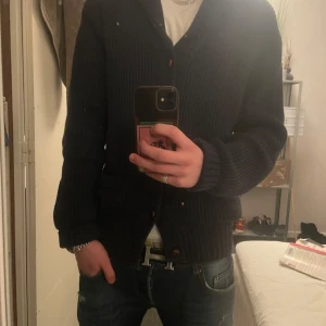 Mörkblå cardigan från Knowledge Cotton Apparel - Säljer en snygg mörkblå cardigan från Knowledge Cotton Apparel. Den är ribbad med knappar framtill och har en klassisk design. Storlek S, skriv för frågor🚀