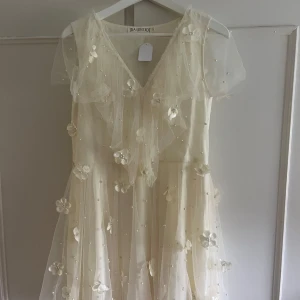 Vit blommig klänning från Ida Sjöstedt - Så fin klänning från Ida Sjöstedt❤️perfekt nu till skolavslutning och student ! Aldrig använt 🥰Öppen för prisförslag vid snabb affär❤️