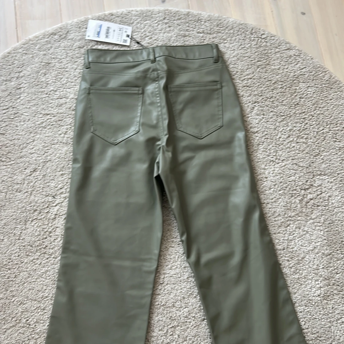 Olivgröna byxor från Zara - 1