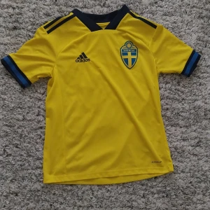 Sverige Fotbollströja - Bra skick, köptes runt 1 år sedan från adidas affären