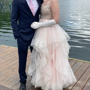 Glittrig rosa balklänning  - Otroligt vacker balklänning från märket Christian Koehlert, med öppen rygg, smala axelband, glittrande kristaller framtill och flödande tyll med silkes handskar som ingår, inga returer 🌺 fråga gärna vid funderingar eller mer bilder!💕