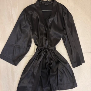 OW collection morgonrock  - Super fin morgonrock i satin från OW collection! Nypris 999 kr💗super skön nu till sommaren, men tyvärr knappt använt den, Max 2-3 gånger