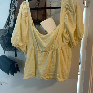 Gul topp/blus - Fin och skön topp från hm med öppen rygg i jättesöt gul färg