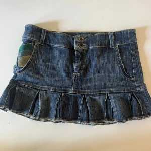 Jeanskjol med volangkant - Säljer en cool jeanskjol med volangkant och dubbla knappar framtill. Pris kan diskuteras 🫶🏼
