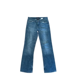 Blåa jeans från acne storlek 32/32 - Säljer ett par klassiska blå jeans från acne. Byxorna har fem fickor, dragkedja och knapp framtill. Midjan är normal och materialet är slitstarkt denim. Storlek 32/32.