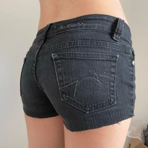 Lågmedjade mini shorts  - Färgen är mörk grå nästan svart, priset kan diskuteras💕