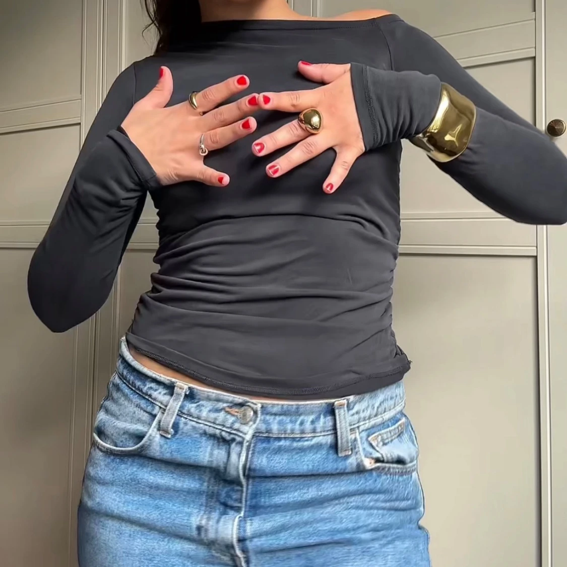 Mörkgrå långärmad oneshoulder-top - 1