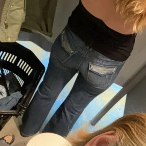 Mörkblå bootcut jeans - Midjemått rakt över ca 42cm, tillräckligt långa på mig som är 179💋