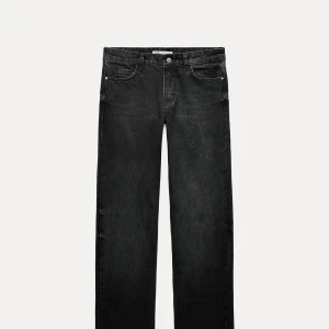 Svarta raka jeans - Säljer dessa super fina jeans, de passar tyvärr inte mig och är ganska små i storlek, aldrig använda och köpt från Zara, storlek 34
