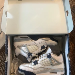 Jordan 4 Midnight Navy - Jordan 4 Midnight Navy i storlek 42,5. Lite slitna men funkar fortfarande att använda. Säljer dem pga att de inte passar längre 