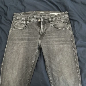 Svart/grå jeansbyxor från Replay - Svart gråa replay jeans. Modell anbass slim fit. W30 L32