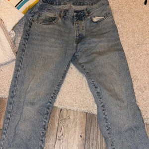 Zara ljusblå jeans - Zara ljusblåa byxor. Straight leg. Jättebra skick. Använd fåtal gånger, färgen faller mig inte i smaken. Väldigt ljus, men du kanske tycker dom är perfekta! Ordinarie pris ca 600, köpta på Zara i Stockholm. 