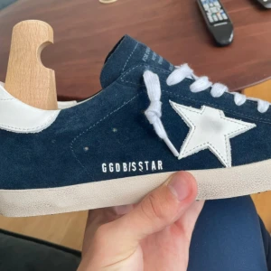 Golden Goose - Säljer ett par snygga blå sneakers från Golden goose i väldigt fint skick. 9/10. Köpte dom i mars och har inte använts så mycket. Box, dustbag och kvitto medföljer. Är såklart äkta! 
