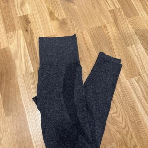 Mörkgrå Träningstights  - Mörkgrå Träningstights ifrån shein, storlek S🦋
