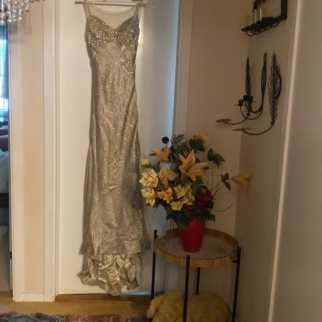 Glittrig långklänning med pärldetaljer som är en festlig klänning - 3