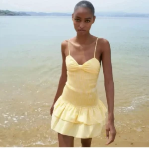 BYTE gul volangklännig  - Har denna superfina klänning från Zara i storlek xs. Undrar om någon skulle vilja byta denna mot en S? Den är köpt på plick men är i nytt skick🥰