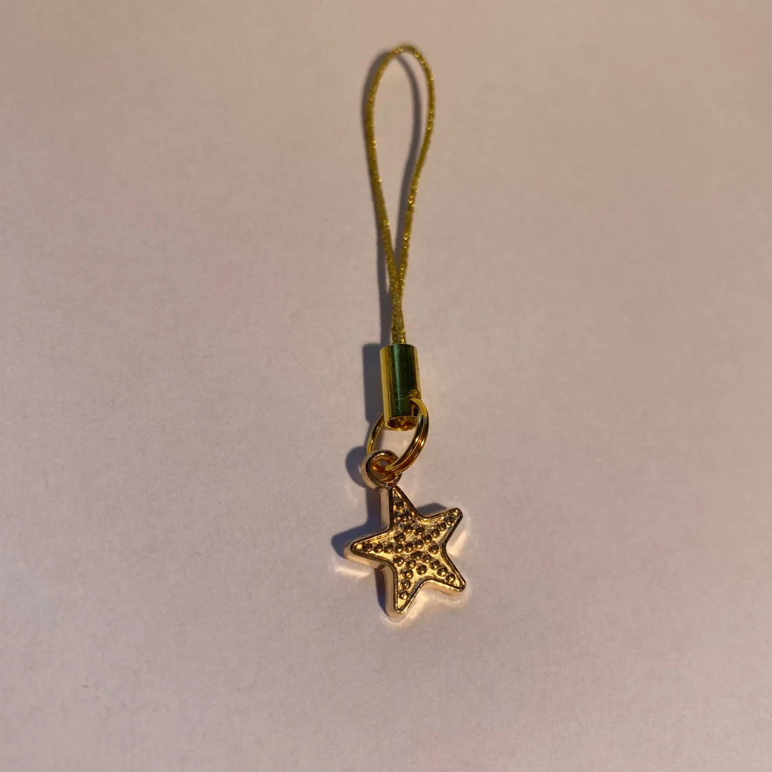 Hänge med en sjöstjärna i guld