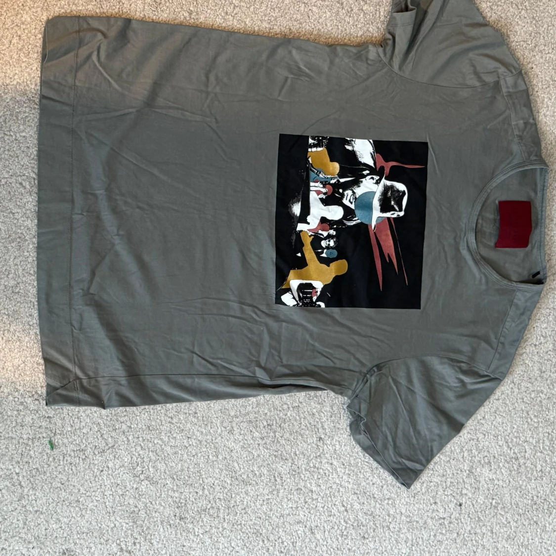 Grå t-shirt med grafiskt tryck från limitato 