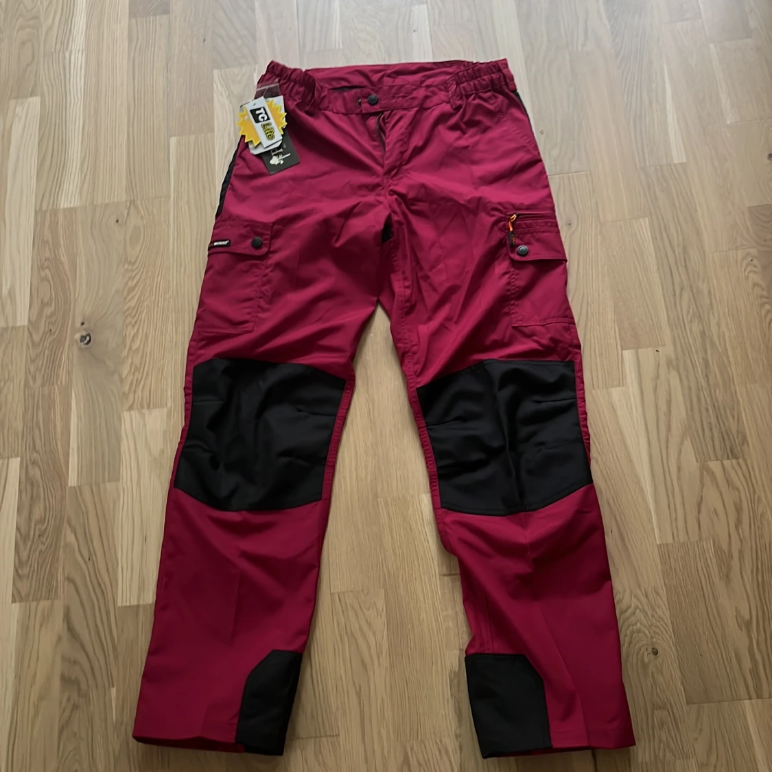 Röda outdoorbyxor från Pinewood XS