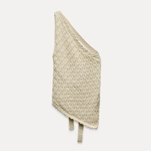  stickad oneshoulder topp XS - Säljer en beige stickad topp från Zara i storlek XS. Toppen har asymmetrisk design med oneshoulder och snygg strukturstickning. Knytband i sidan ger extra detalj och passformen är tight. Perfekt för dig som gillar unika och trendiga plagg!