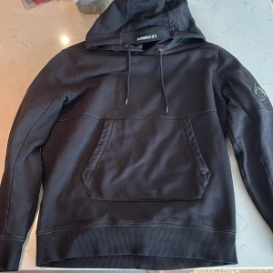 Cp company hoodie - En svart cp company hoodie som är omfärgad till svart, (var beige)