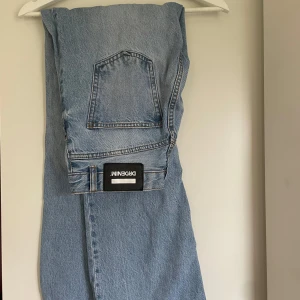 Ljusblå jeans - Jeans från drDenim, ljusblå, högmidjade, rak passform men vid nertill, fint men använt skick