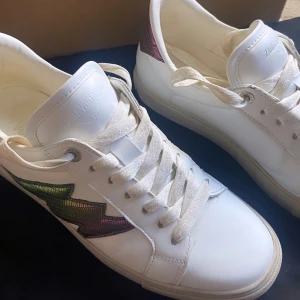 Skor Zadig & Voltaire🪽 - Zadig Voltaire skor!🪽💓LA FLASH METAL EMBOSSED IGUANA. Storlek:40. Fint skicka. Lite för stora för mig så därför säljer jag dem. Nypris 2900 säljs för 1400kr