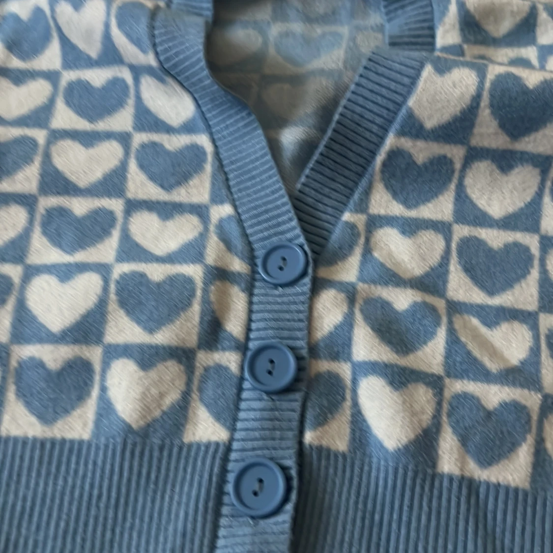 Blå kofta med hjärtmönster och knappar - 3