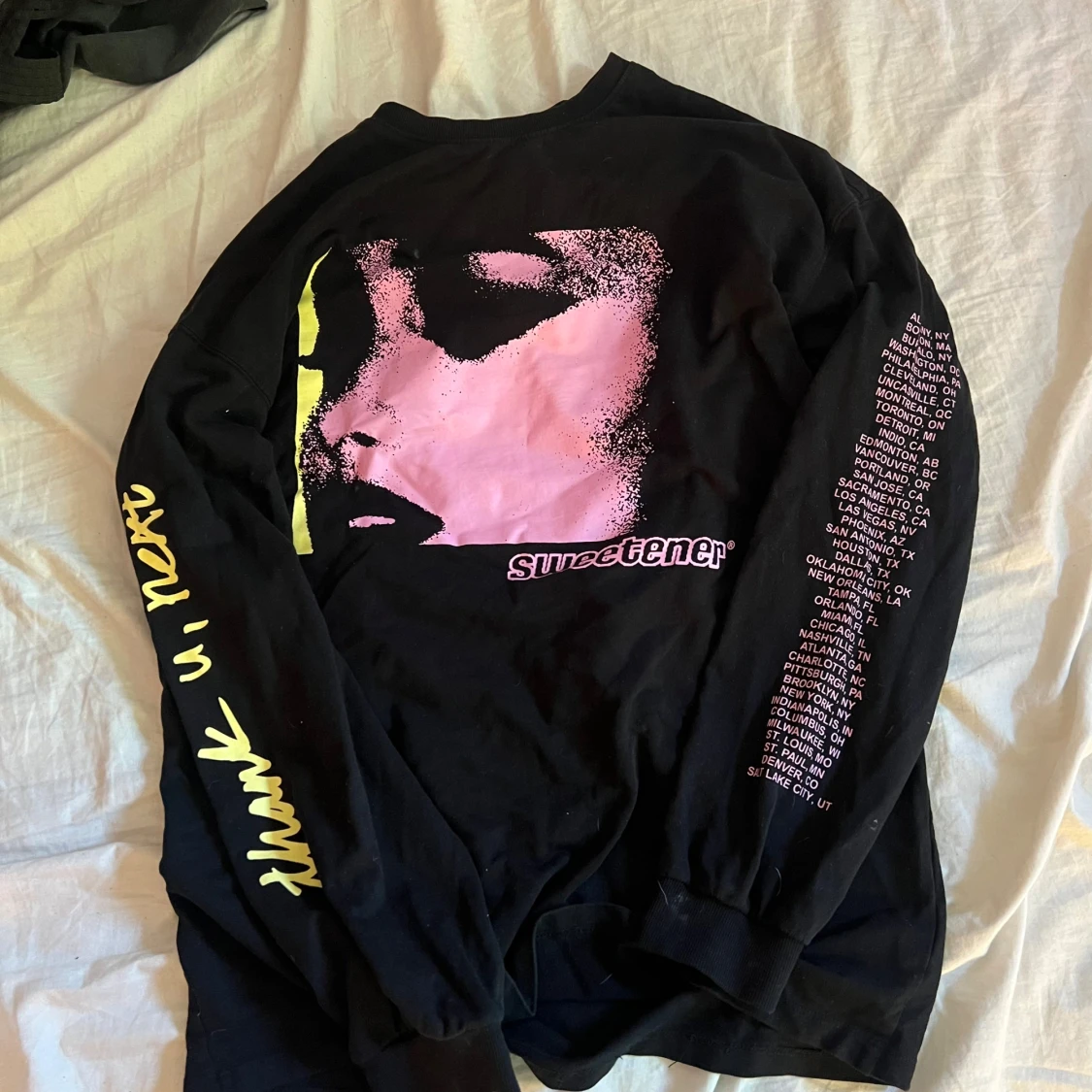 Ariana Grande Sweetener långärmad tröja