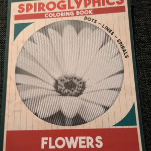 Målarbok Spiroglyphics  - Upptäck en unik målarbok fylld med blommor skapade av prickar, linjer och spiraler! Perfekt för dig som gillar kreativ avkoppling och vill testa något annorlunda. Skapa coola blomsterbilder och låt fantasin flöda – perfekt för unga och unga vuxna.Helt ny och oanvänd målarbok. 30 st enkelsidiga sidor.