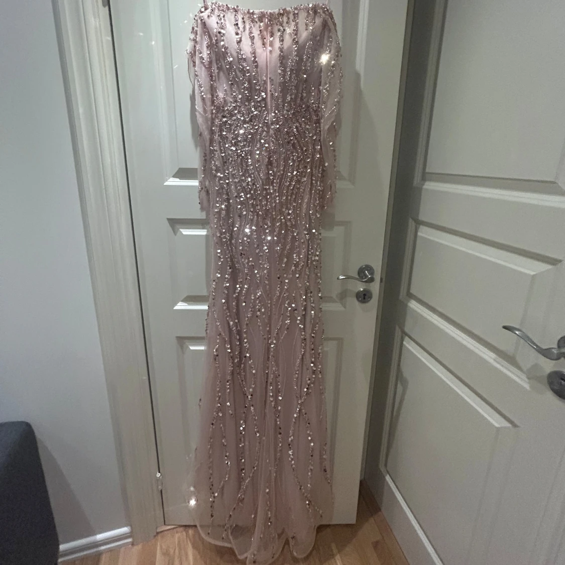Ljusrosa glittrig långklänning - 1