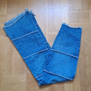 Vintage utsvängda jeans - Säljer ett par blå jeans i storlek XS, är mer lite mörkare blå än på bilden. Inga fickor. Pris är diskuterbart vid snabb affär. 🩷😊