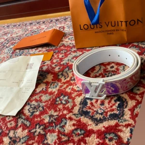 Lyxigt shiny bälte - LOU1S VU1TT0N bälte shiny/prism ✨ Aldrig använt helt ny. Skriv privat för mer info.