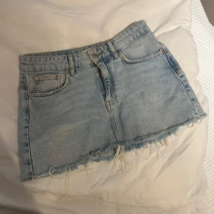 Mini kjol jeans - Jeans kjol från Gina, mid/lowaist. Använd förra sommaren men i väldigt fint skick fortfarande!!
