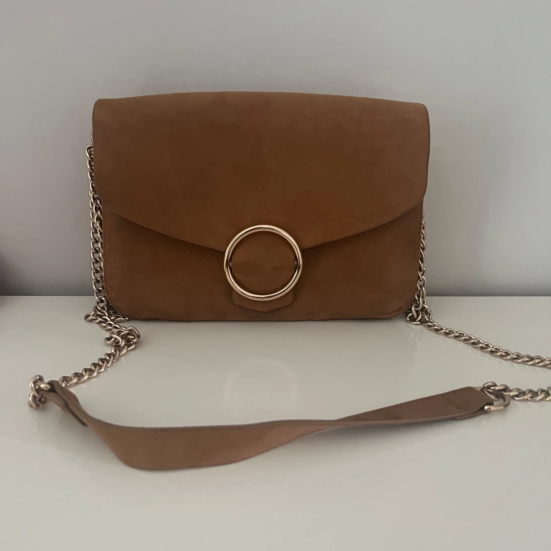 Brun axelväska med guldkedja - 1