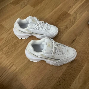 Vita  sneakers från Fila - Säljer dessa snygga skor från fila, använd en gång. Storlek 39-40. Säljer dessa för 550 men vid seriösa köp kan jag absolut tänka mig att förhandla. Hör av er ☺️