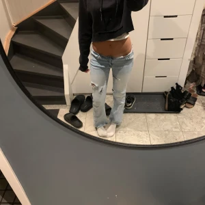 Ljusblå slitna low waist jeans - Säljer ett par ljusblå jeans med låg midja och raka ben. Jeansen har slitna detaljer, skrov vid frågor o h funderingar❤️