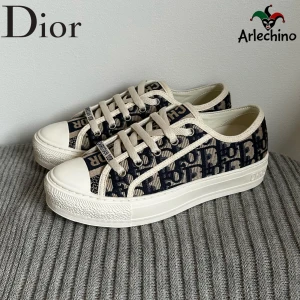 Walk N Dior sneakers - Riktig snygga dior skor i modellen Walk’N’Dior mörkblå | riktigt bra skick 10/10 | nypris ca 10 000 vid snabb affär 3799