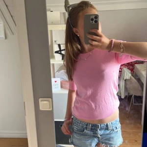 Rosa kortärmad tröja från Kappahl - Superfin rosa tröja från Kappahl med trekvartsärm. Super skön tröja som passar perfekt på svalare sommardagar elelr kvällar. Köpt för 350 och använd väldigt få gånger.  Perfekt att styla med kjol, shorts eller ljusa jeans! Kommer såklart tvätta och stryka tröjan innan jag skickar iväg den!💘