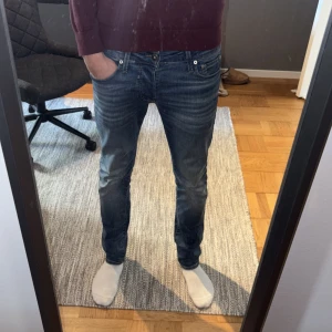 Blå slim fit jeans från Jack&jones  - Säljer ett par blå slim fit jeans från Jack & Jones i modellen slimfit glenn. Nypris 899kr. Storlek 28 i midjan och 30 på längden. Sparsamt andvända. Pris kan diskuteras. Kontakta mig vid frågor!