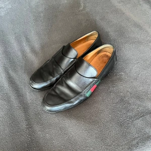 Gucci kostymskor - | Kostymskor från Gucci | Storlek 45 | Bara skorna följer med vid köp | Bra skick | Innersulan är lite sliten men inget som märks | Skriv vid frågor | Paket pris vid köp av flera varor |