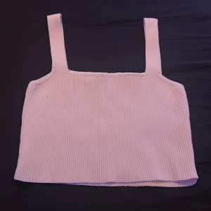 Vit ribbad linnetopp Amisu S - Supersöt vit ribbad linnetopp från Amisu. Toppen har breda axelband och är croppad med en enkel, rak passform. Perfekt att styla med jeans eller kjol för en chill look. Materialet är mjukt och stretchigt för extra komfort.