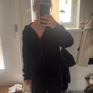 svart sip tröja  - använd många gånger men fortfa i bra skick