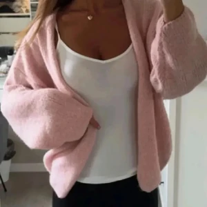 Ljusrosa cardigan  - Undrar om någon vill byta min rosa stickade kofta i storlek xs-S mot en beige i storlek xs-S 😊annars så säljer jag den för 400  o vill då helst inte sänka priset
