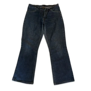 Levi's 525 mörkblå bootcut jeans - Mörkblå lågmidjade Levi's 525 jeans med bootcut passform. Storlek W31 L32