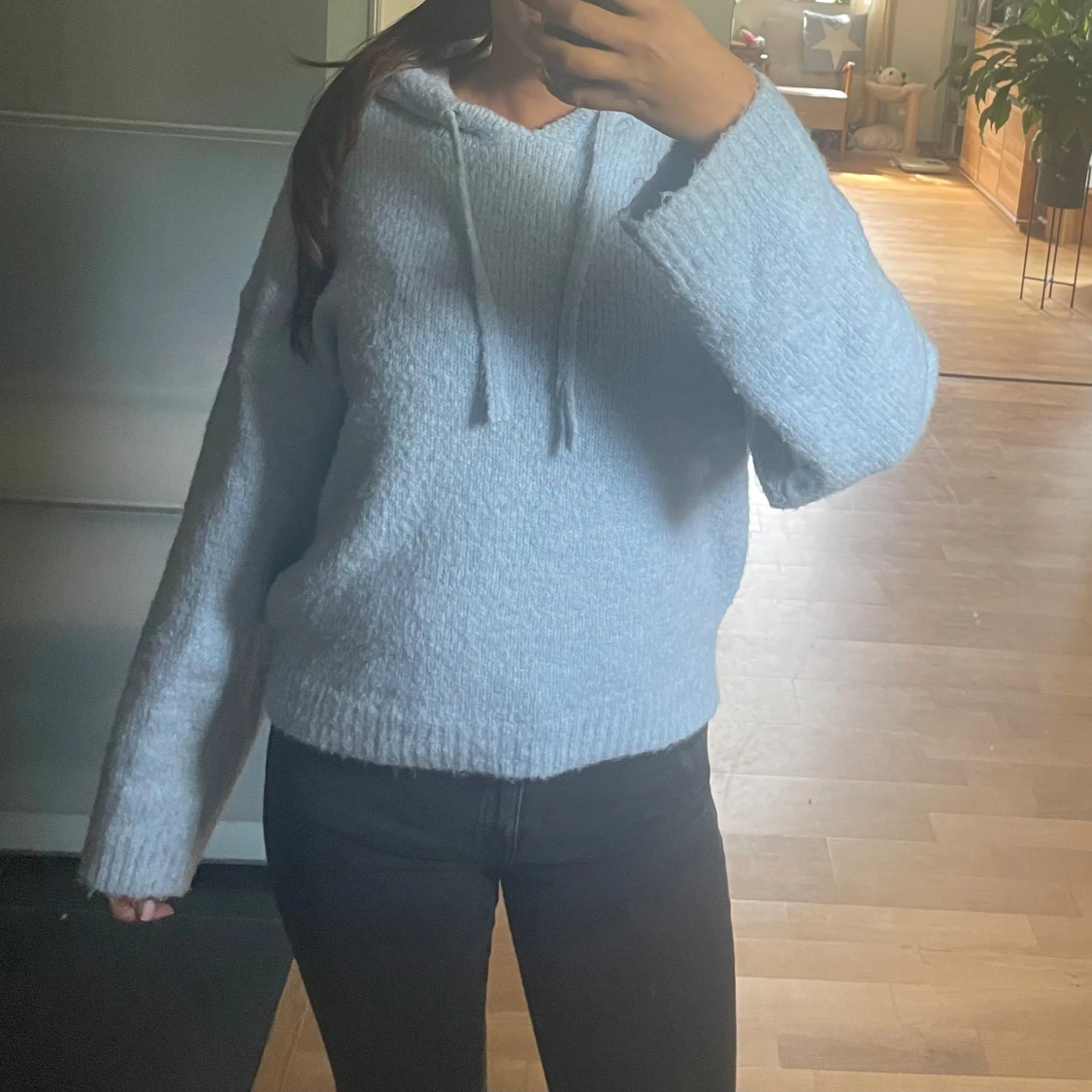 Ljusblå stickad hoodie med huva