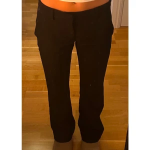 Svarta kostymbyxor från BikBok - Säljer dessa svarta low waist bootcut kostymbyxor från BikBok. De är som nya och är använda endast 1 gång. Säljer dom pga att de inte kommer till användning längre då dom tyvärr är för stora för mig. Nypris är 500kr. 