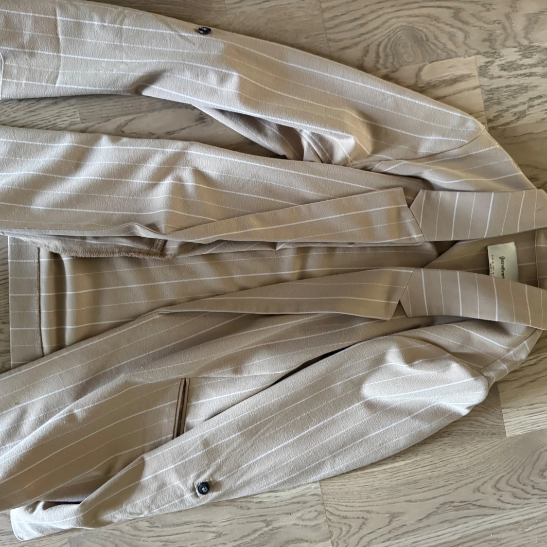 Beige randig kavaj från Stradivarius