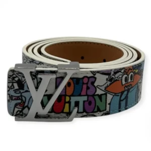 Louis Vuitton färgglatt skärp - Coolt bälte från Louis Vuitton med färgglada tecknade motiv och stor LV-logga i silver. Bältet har en vit bas med inslag av blått, orange, lila, grönt och svart. Perfekt för dig som vill sticka ut med en unik accessoar i skinn.