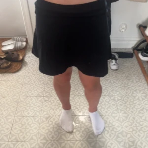 kort svart kjol - kort söt kjol i jätteskönt material